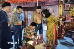 Sản phẩm làng nghề chuyên đồ thờ của Hà Nội trưng bày tại Festival. (Ảnh: Phương Anh/TTXVN)