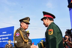 Đại tướng Tea Seiha, Phó Thủ tướng Chính phủ, Bộ trưởng Bộ Quốc phòng Vương quốc Campuchia đón Đại tướng Phan Văn Giang, Bộ trưởng Quốc phòng và đoàn Việt Nam sang dự Chương trình giao lưu tại Cửa khẩu quốc tế Bavet (Campuchia). (Ảnh: Minh Phú/TTXVN)