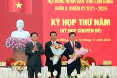 Chủ tịch Ủy ban Nhân dân tỉnh Lâm Đồng Hồ Văn Mười chúc mừng tân Chủ tịch Hội đồng Nhân dân tỉnh Lưu Văn Trung (bên phải) và Giám đốc sở Ngoại vụ Hoàng Văn Bằng (đứng giữa) mới được bầu làm Ủy viên Ủy ban Nhân dân tỉnh. (Ảnh: Chu Quốc Hùng/TTXVN)