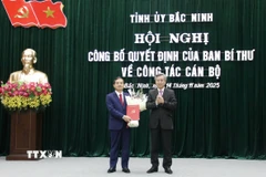 Ủy viên Trung ương Đảng, Phó Trưởng Ban Tổ chức Trung ương Nguyễn Quang Dương trao Quyết định của Ban Bí thư và tặng hoa chúc mừng đồng chí Phạm Hoàng Sơn, Phó Bí thư Tỉnh ủy Bắc Ninh. (Ảnh: Đồng Thúy/TTXVN)