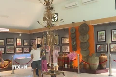 Du khách tham quan không gian trưng bày văn hóa dân tộc S’tiêng Sóc Bom Bo. (Ảnh: K GỬIH/TTXVN)