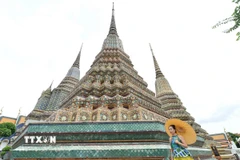 Khách du lịch tham quan Chùa Wat Pho ở Bangkok, Thái Lan. (Ảnh: THX/TTXVN)
