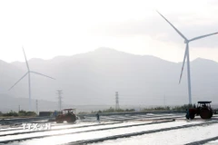 Các trụ điện gió được xây dựng trên cánh đồng muối ở xã Thuận Nam, tỉnh Khánh Hòa. (Ảnh: Xuân Triệu/TTXVN)