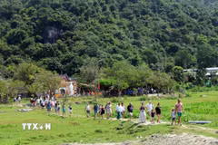 Du khách đến tham quan ngôi chùa cổ Hải Tạng trên đảo Cù Lao Chàm (xã Tân Hiệp, thành phố Đà Nẵng). (Ảnh: Đỗ Trưởng/TTXVN)