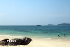 Bãi biển cát trắng tuyệt đẹp trên đảo Cù Lao Chàm (thành phố Đà Nẵng) thu hút khách du lịch. (Ảnh: Đỗ Trưởng/TTXVN)