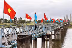 Cầu Hiền Lương trong ngày Lễ thượng cờ 'Thống nhất non sông.' (Ảnh: Nguyên Linh/TTXVN)