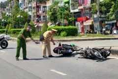 Công an khám nghiệm hiện trường, điều tra nguyên nhân vụ tai nạn. (Nguồn: Báo Pháp luật)