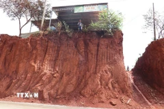 Ngôi nhà của chị Nguyễn Thị Mộng Cầm, ấp Suối Nhung, xã Tân Lợi, cao hơn so với đường gần 9 mét, khi hạ cốt nền, thi công tuyến đường ĐT.753. (Ảnh: Đậu Tất Thành/TTXVN)