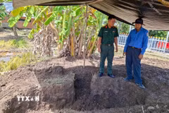 Hố khai quật-nơi tìm thấy hài cốt nữ du kích Nguyễn Thị Út tại kênh Bờ Xoài, xã Trường Long Tây, thành phố Cần Thơ. (Ảnh: TTXVN phát)