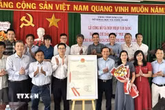 Cục Sở hữu trí tuệ (Bộ Khoa học và Công nghệ) trao bằng bảo hộ chỉ dẫn địa lý cho sản phẩm cá chình bông Phú Yên. (Ảnh: TTXVN phát)