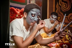 Tuồng là loại hình sân khấu ước lệ, vậy nên cách hóa trang của tuồng cũng đặc biệt, nhằm để thể hiện rõ các tuyến nhân vật; các tuyến nhân vật của tuồng chủ yếu là: kép, tướng, đào, đào võ, lão,... với mỗi loại nhân vật lại có cách hóa trang riêng. (Ảnh: Khánh Hòa/TTXVN)