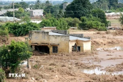 Nhiều nhà dân bị ngập sâu trong bùn đất do vỡ hồ chứa trên núi Tân Lai (xã Tuy Phong, Lâm Đồng). (Ảnh: Nguyễn Thanh/TTXVN)