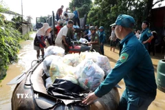 Vận chuyển hàng hóa bằng thuyền đến các thôn bị ngập sâu ở xã Vân Nham, tỉnh Lạng Sơn. (Ảnh: Văn Đạt/TTXVN)