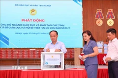 Lãnh đạo Sở Giáo dục và Đào tạo Hà Nội cùng cán bộ giáo viên ủng hộ ngành Giáo dục và Đào tạo các tỉnh chịu ảnh hưởng bởi cơn bão số 10, 11. (Ảnh: Thanh Tùng/TTXVN)