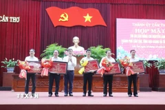 Bí thư Thành ủy Cần Thơ Lê Thanh Tùng trao tặng Bảng tri ân các đồng chí nguyên Bí thư, Phó Bí thư thành phố Cần Thơ, tỉnh Hậu GIang và tỉnh Sóc Trăng nhiệm kỳ 2020-2025.( Ảnh: Ngọc Thiện/TTXVN)