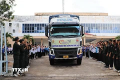 Chuyến xe mang nghĩa tình người dân Cần Thơ xuất phát đến vùng lũ. (Ảnh: Hồng Thái/TTXVN)