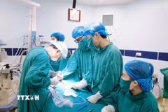 Các bác sỹ Bệnh viện Sản Nhi tỉnh Phú Thọ thực hiện phẫu thuật cho một bệnh nhân nhi. (Ảnh minh họa. Nguồn: TTXVN phát)