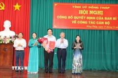 Lãnh đạo Tỉnh ủy Đồng Tháp chúc mừng ông Phạm Thành Ngại nhận nhiệm vụ mới. (Ảnh: Hữu Chí/TTXVN)