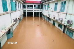 Bệnh viện Bệnh Nhiệt đới tỉnh Khánh Hòa ngập sâu trong nước hôm 19-20/11, khiến nhiều phòng chức năng, máy móc hư hỏng nặng. (Ảnh: TTXVN phát)