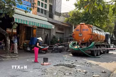 Hố ga ở cổng chợ Ngọc Hà, khu phố Ngọc Hà, phường Phú Mỹ nơi 2 công nhân tử vong do bị ngạt khí. (Ảnh: TTXVN phát