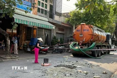 Hố ga ở cổng chợ Ngọc Hà, khu phố Ngọc Hà, phường Phú Mỹ nơi 2 công nhân tử vong do bị ngạt khí. (Ảnh: TTXVN phát