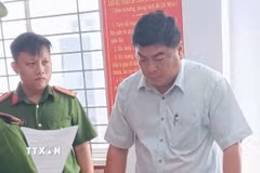 Ông Nguyễn Bảo Sinh, nguyên Phó Chủ tịch Ủy ban Nhân dân thành phố Long Xuyên, tỉnh An Giang, nghe các quyết định khởi tố, bắt giam. (Ảnh: TTXVN phát)