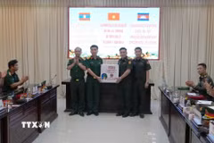Sư đoàn 10 tặng quà cho đoàn sỹ quan trẻ quân đội hai nước Lào-Campuchia. (Ảnh: Dư Toán/TTXVN)