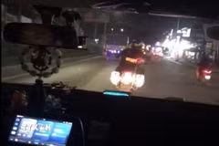 Cán bộ Trạm Cảnh sát giao thông Hưng Phú dẫn đường cho xe ô tô chở bệnh nhân nghi đột quỵ đến cấp cứu tại bệnh viện. (Ảnh: TTXVN phát)