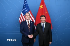 Phó Thủ tướng Trung Quốc Hà Lập Phong (phải) trong cuộc đàm phán thương mại với Bộ trưởng Tài chính Mỹ Scott Bessent tại Stockholm, Thuỵ Điển, ngày 28/7/2025. (Ảnh: THX/TTXVN)