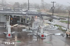 Một trạm xăng bị hư hại do bão Melissa tại Montego Bay, Jamaica ngày 28/10/2025. (Ảnh: THX/TTXVN)