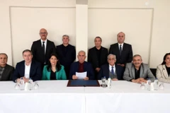 Thủ lĩnh Đảng Công nhân người Kurd (PKK) Abdullah Ocalan (giữa) cùng các thành viên đảng Dân chủ và Công bằng (DEM) tuyên bố ngừng bắn với Thổ Nhĩ Kỳ, tháng 2/2025. (Ảnh: REUTERS/TTXVN)