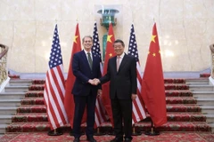 Phó thủ tướng Trung Quốc Hà Lập Phong và Bộ trưởng Tài chính Mỹ Scott Bessent bắt đầu vòng đàm phán thương mại mới tại Kuala Lumpur (Malaysia). (Ảnh: Tân Hoa Xã)