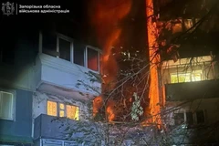 Một tòa nhà bốc cháy sau vụ tấn công của Nga. (Ảnh: Ivan Fedorov/Telegram)