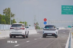 Các phương tiện lưu thông trên cao tốc Cần Thơ-Cà Mau ngày 19/1/2026. (Ảnh: Tuấn Phi/TTXVN)