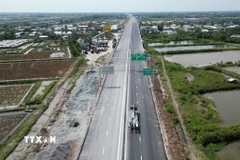 Cao tốc Cần Thơ-Cà Mau nhìn từ trên cao. (Ảnh: Tuấn Phi/TTXVN)