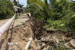 Sạt lở bờ Tây sông Hậu qua địa bàn tỉnh An Giang. (Ảnh: Thanh Sang/TTXVN)