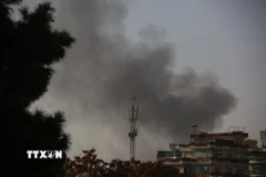 Khói bốc lên sau vụ nổ tại Kabul, Afghanistan, ngày 15/10/2025. (Ảnh: THX/TTXVN)