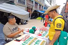 Du khách lựa chọn các mặt hàng lưu niệm World Cup tại khu vực trung tâm Mexico City. (Ảnh: Phương Lan/TTXVN)