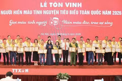 Ban tổ chức trao chứng nhận cho 100 người hiến máu tiêu biểu năm 2026. (Ảnh: Minh Quyết/TTXVN)