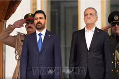 Thủ tướng Iraq Ali Faleh al-Zaid (bên trái). (Ảnh: THX/TTXVN phát)