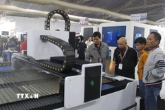 Các đại biểu, chuyên gia, doanh nghiệp trong và ngoài nước tham qua triển lãm. (Ảnh: Đồng Thúy/TTXVN)