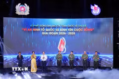 Các đại biểu thực hiện nghi thức phát động Giải báo chí toàn quốc "Vì An ninh Tổ quốc và Bình yên cuộc sống" giai đoạn 2026-2028. (Ảnh: Phạm Kiên/TTXVN)