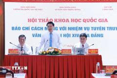 Các đại biểu chủ trì hội thảo. (Ảnh: TTXVN phát)