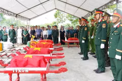 Lễ truy điệu 5 hài cốt liệt sỹ tại Nghĩa trang Liệt sỹ Đông Lễ, phường Nam Đông Hà. (Ảnh: TTXVN phát)