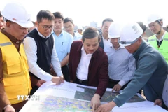 Chủ tịch Ủy ban Nhân dân tỉnh Bắc Ninh Phạm Hoàng Sơn kiểm tra mặt bằng thi công các tuyến đường của Dự án Cảng hàng không Quốc tế Gia Bình. (Ảnh: Đỗ Huyền/TTXVN)
