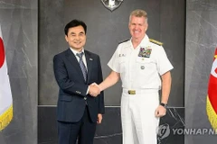 Đô đốc Samuel Paparo Jr., Tư lệnh Bộ Chỉ huy Ấn Độ Dương - Thái Bình Dương của Mỹ (trái) và Bộ trưởng Quốc phòng Hàn Quốc Ahn Gyu Back hội đàm ngày 14/9.. Ảnh: Nguồn Yonhap.