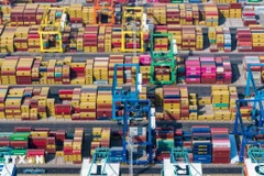 Container hàng hóa tại cảng Thiên Tân, Trung Quốc. (Ảnh: THX/TTXVN)