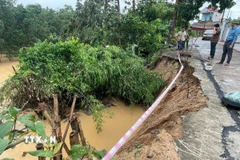 Nhiều đoạn bị tụt chân mái taluy, chiều cao tính từ đỉnh bờ suối xuống mép nước khoảng 12-15m và tiếp tục có diễn biến sạt lở thêm, uy hiếp trực tiếp đến tài sản và tính mạng của người dân. (Ảnh: Khiếu Tư/TTXVN)