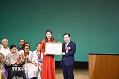 Bà Lê Thương, Chủ tịch Hiệp hội Người Việt Nam vùng Kansai, nhận “Giải thưởng cộng đồng cho công dân toàn cầu” do IHA trao tặng. (Ảnh: Nguyễn Tuyến/TTXVN)