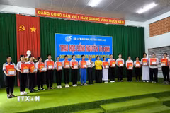 Trao học bổng Nguyễn Thị Định cho học sinh vượt khó học giỏi. (Ảnh: Huỳnh Phúc Hậu/TTXVN)